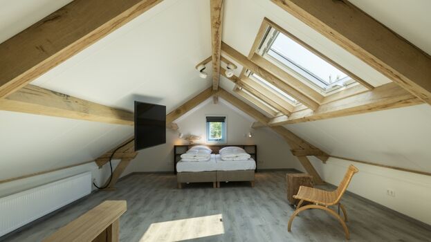 Schlafzimmer mit Doppelbett