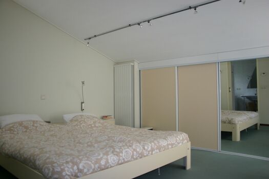 Schlafzimmer mit Doppelbett