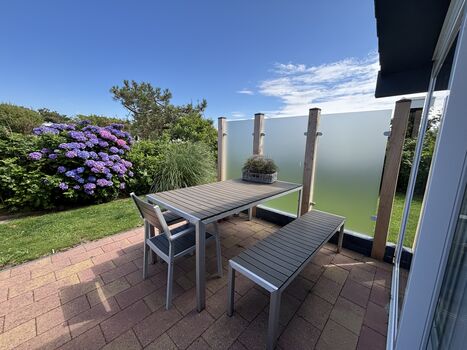 Terrasse vorne an der Küche mit Windschutz