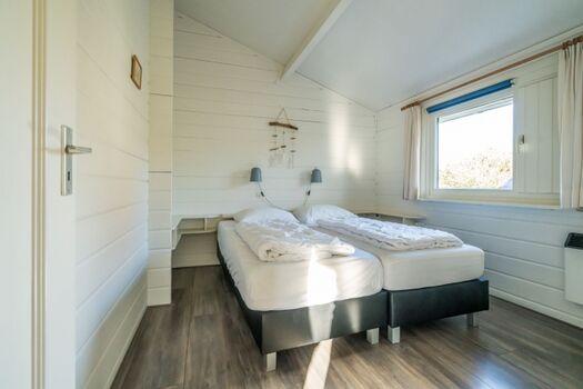 Schlafzimmer 2 mit 2 Einzelboxsprings und Schrank