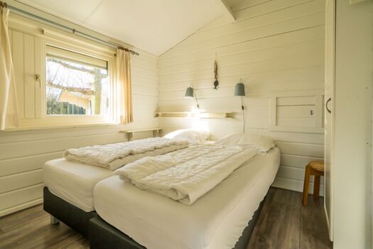 Schlafzimmer 1 mit 2 Einzelboxsprings und Schrank