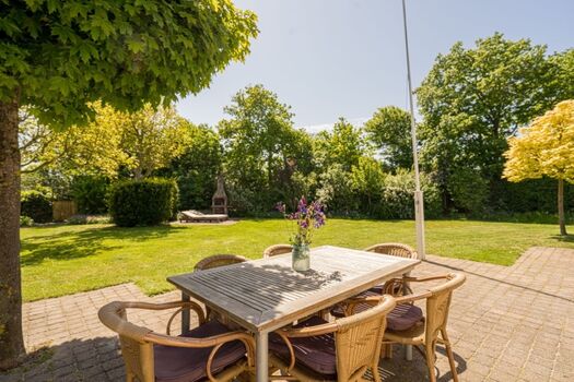 Sonnige Terrasse mit Gartengruppe