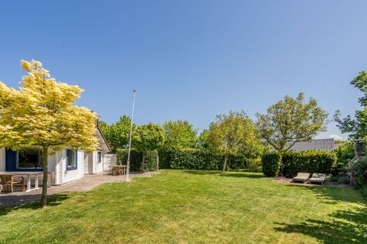 Großer, eingezäunter Garten mit Gartenhaus