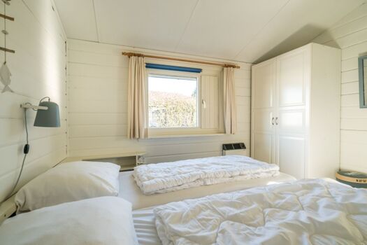 Schlafzimmer 2 mit 2 Einzelboxsprings und Schrank
