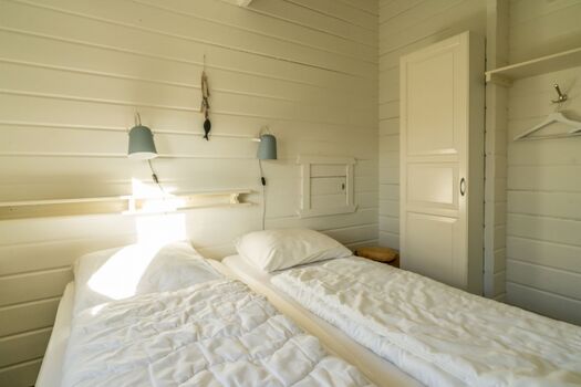 Schlafzimmer 1 mit 2 Einzelboxsprings und Schrank