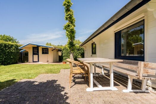 Terrasse mit Ess-Ecke und Gartenhaus