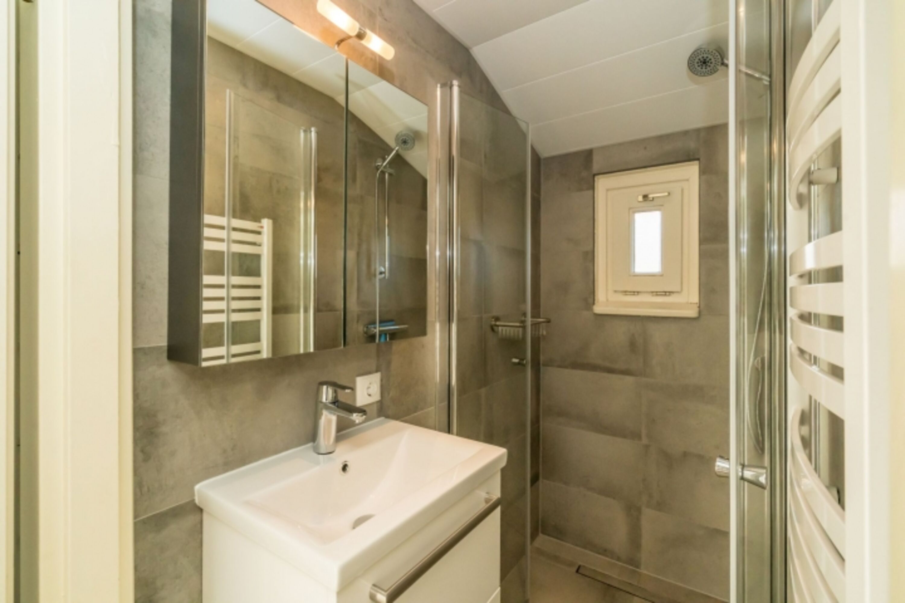 Badezimmer mit Dusche und Badmöbel 