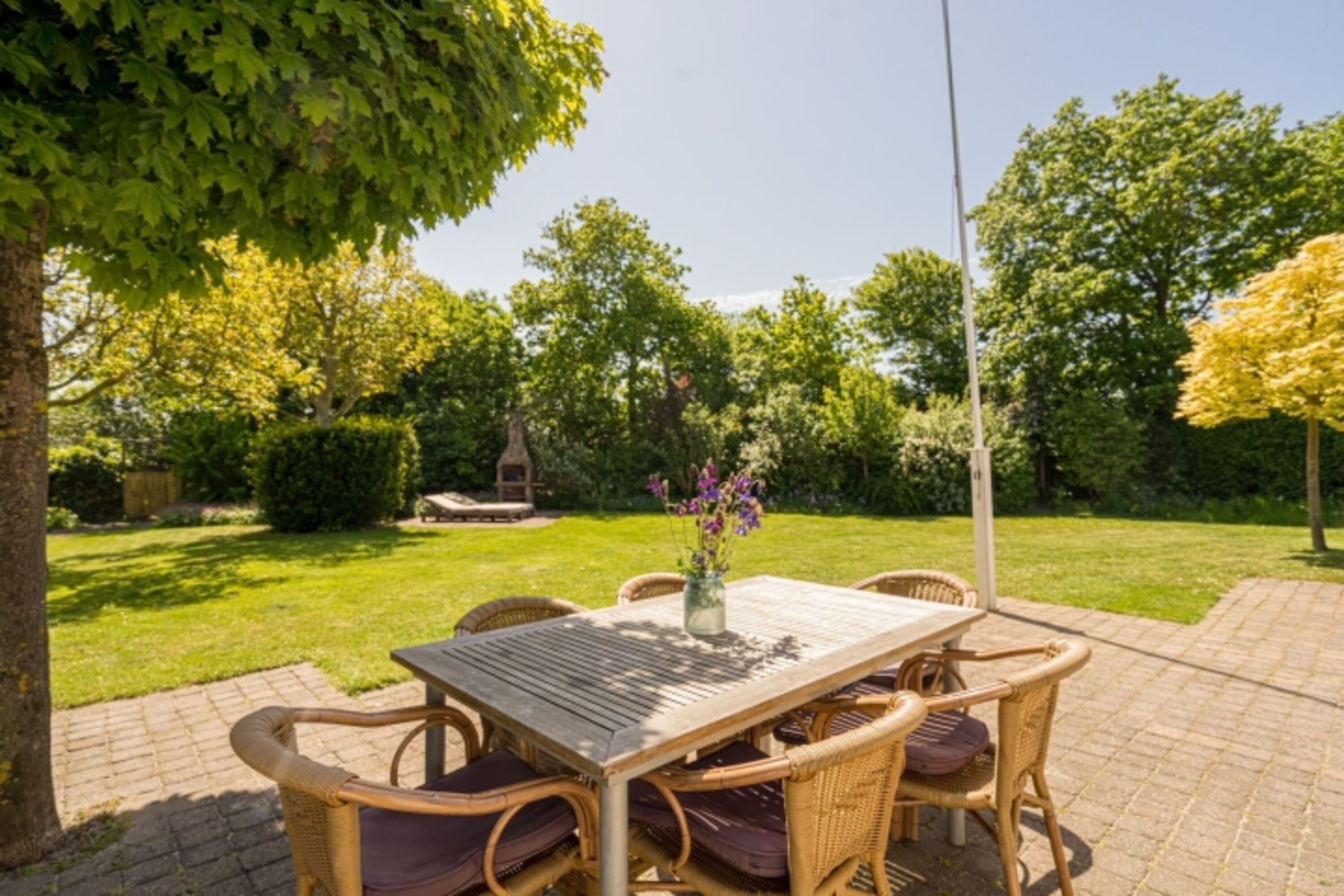 Sonnige Terrasse mit Gartengruppe