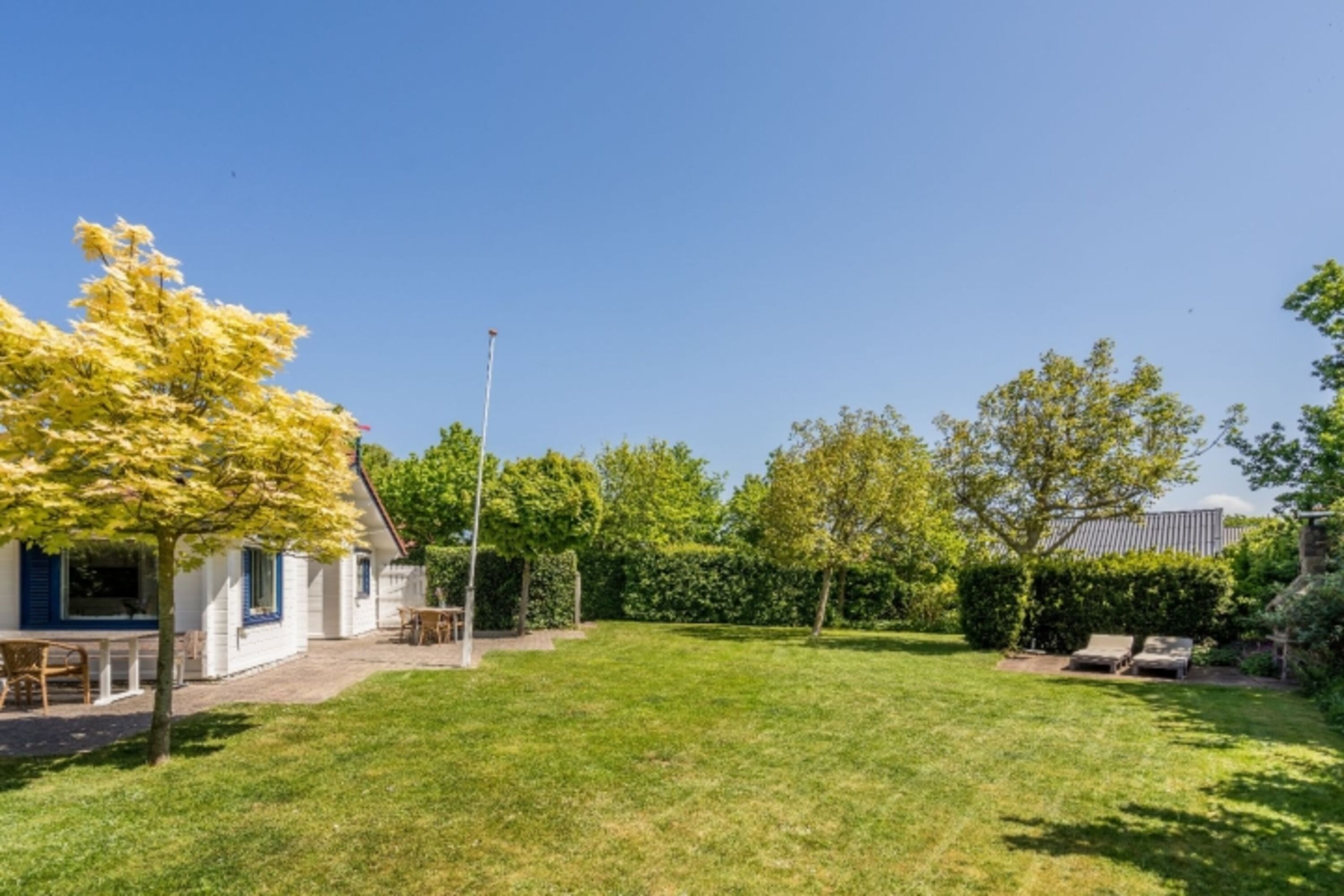 Großer, eingezäunter Garten mit Gartenhaus