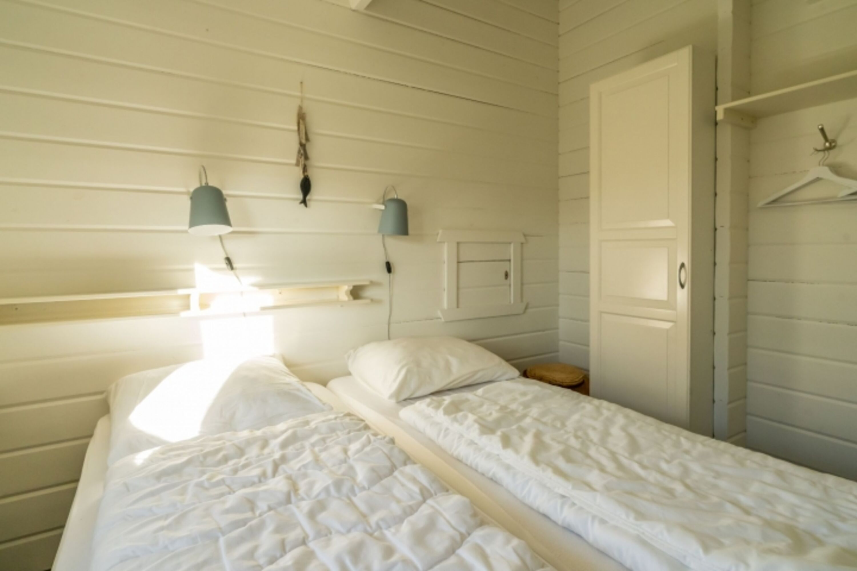 Schlafzimmer 1 mit 2 Einzelboxsprings und Schrank