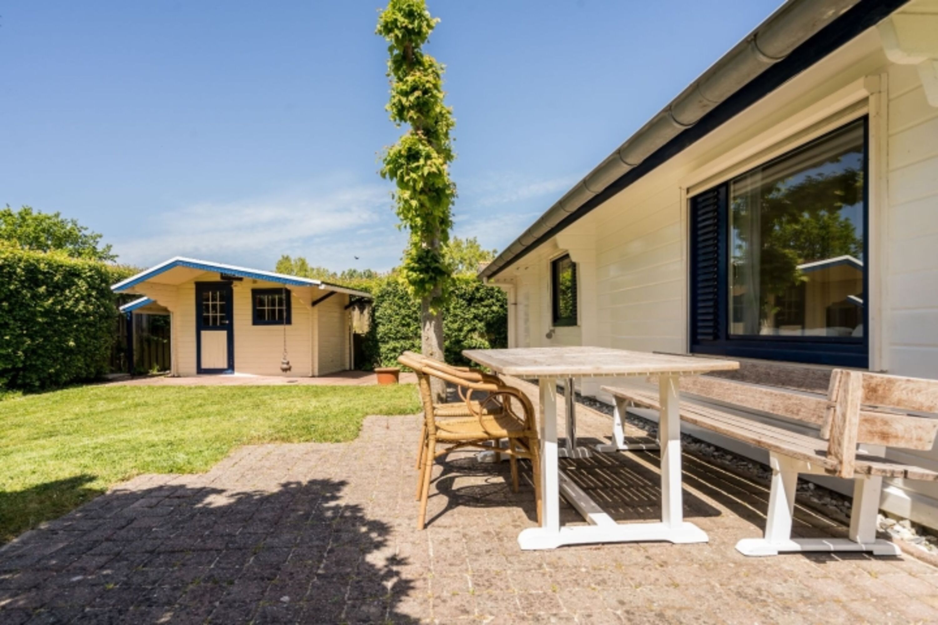 Terrasse mit Ess-Ecke und Gartenhaus