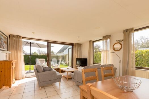 Das helle, neu eingerichtete Wohnzimmer