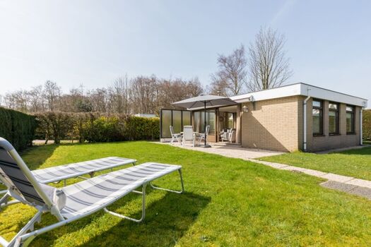 Fußläufig zu den Dünen (10 Minuten), dem Strand und dem pulsierenden Stadtzentrum von Renesse (20 Minuten) liegt dieser gemütliche, neu eingerichtete, Ferienbungalow. Der Strand ist nur fünf Fahrradminuten entfernt. In der Hochsaison können Sie auch den k