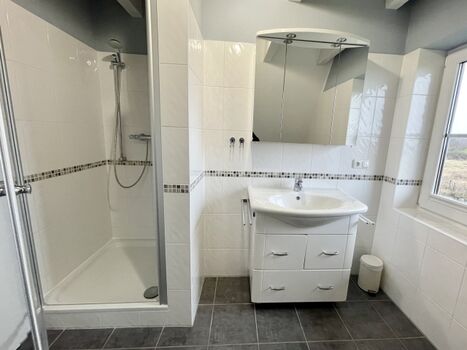 kleines Bad mit Dusche im OG