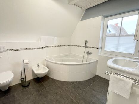 großes Badezimmer mit Dusche und Eckbadewanne