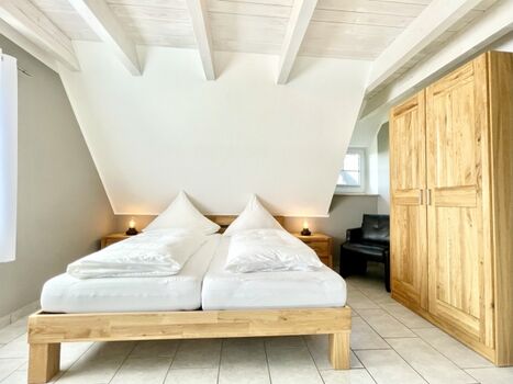 Schlafzimmer 1 mit großem Badezimmer