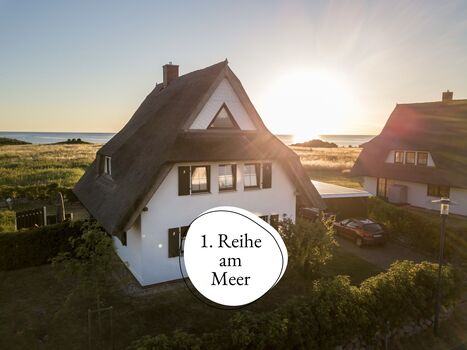 Reetdachhaus mit Meerblick, 1. Reihe, Kamin & Garten – ide ...