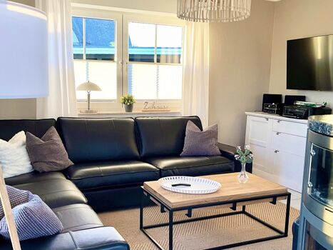 Wohnzimmer mit LED-TV, Amazon Video, Netflix etc.