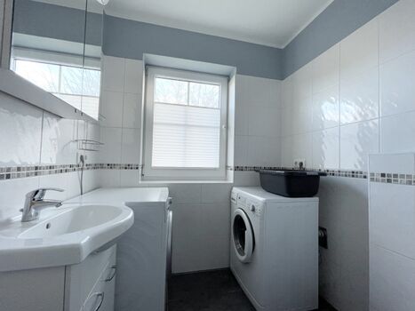 WC im EG mit Waschmaschine und Trockner