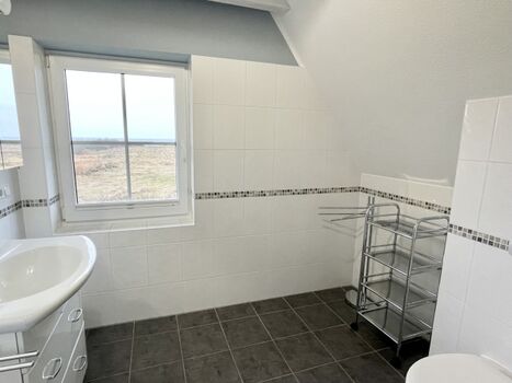 kleines Bad mit Dusche im OG