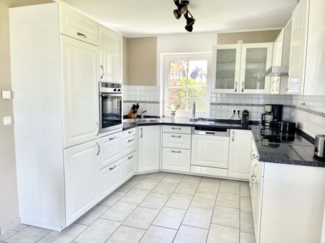 große, komplett ausgestattete Küche