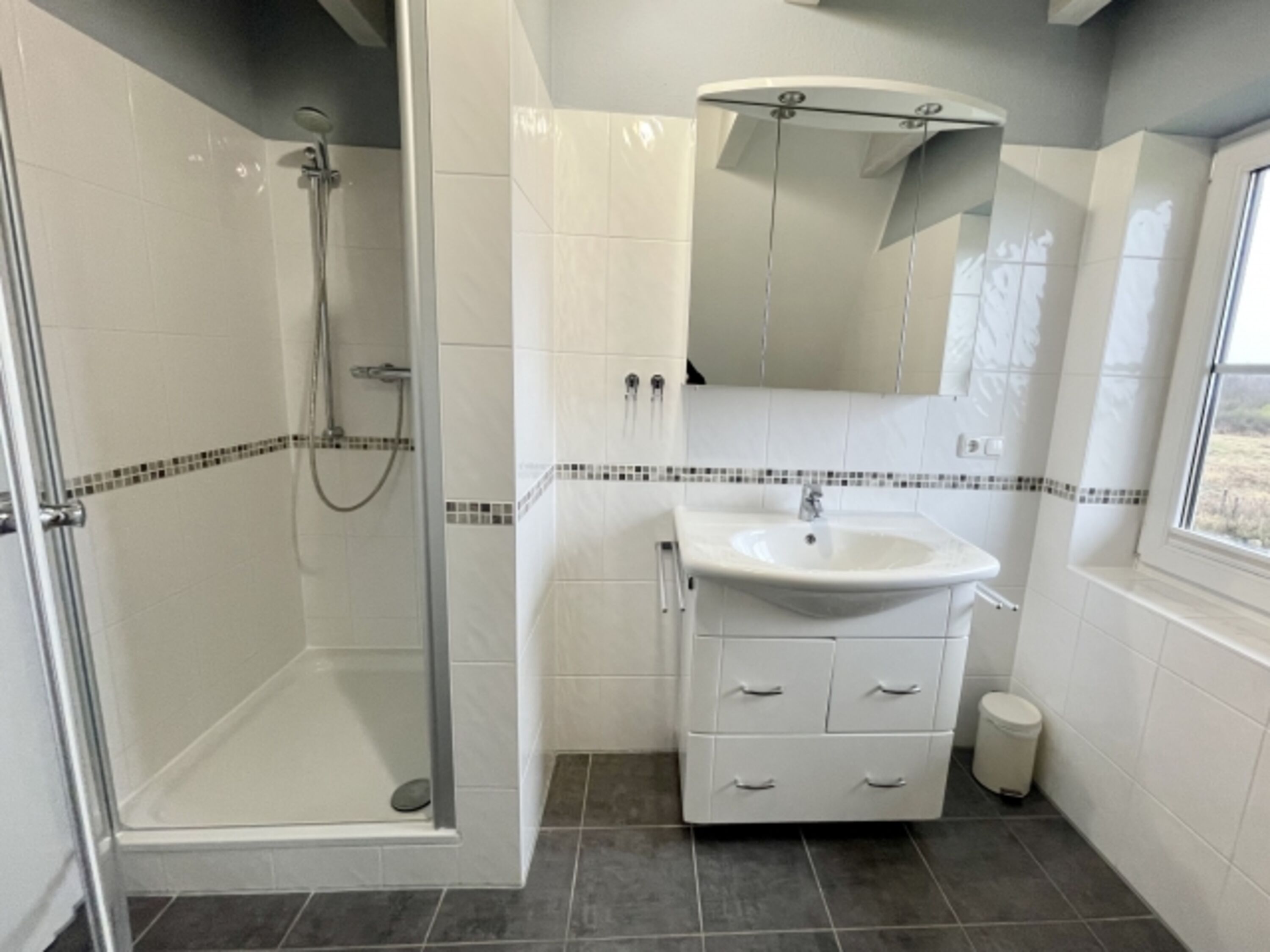 kleines Bad mit Dusche im OG