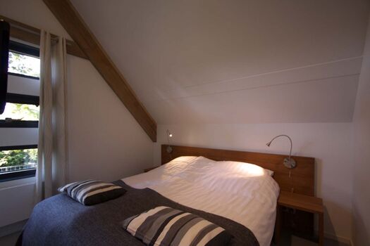 Schlafzimmer mit Doppelbett