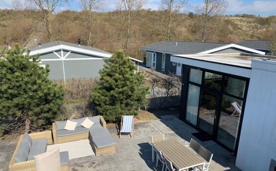 Terrasse mit Lounge und Essbereich