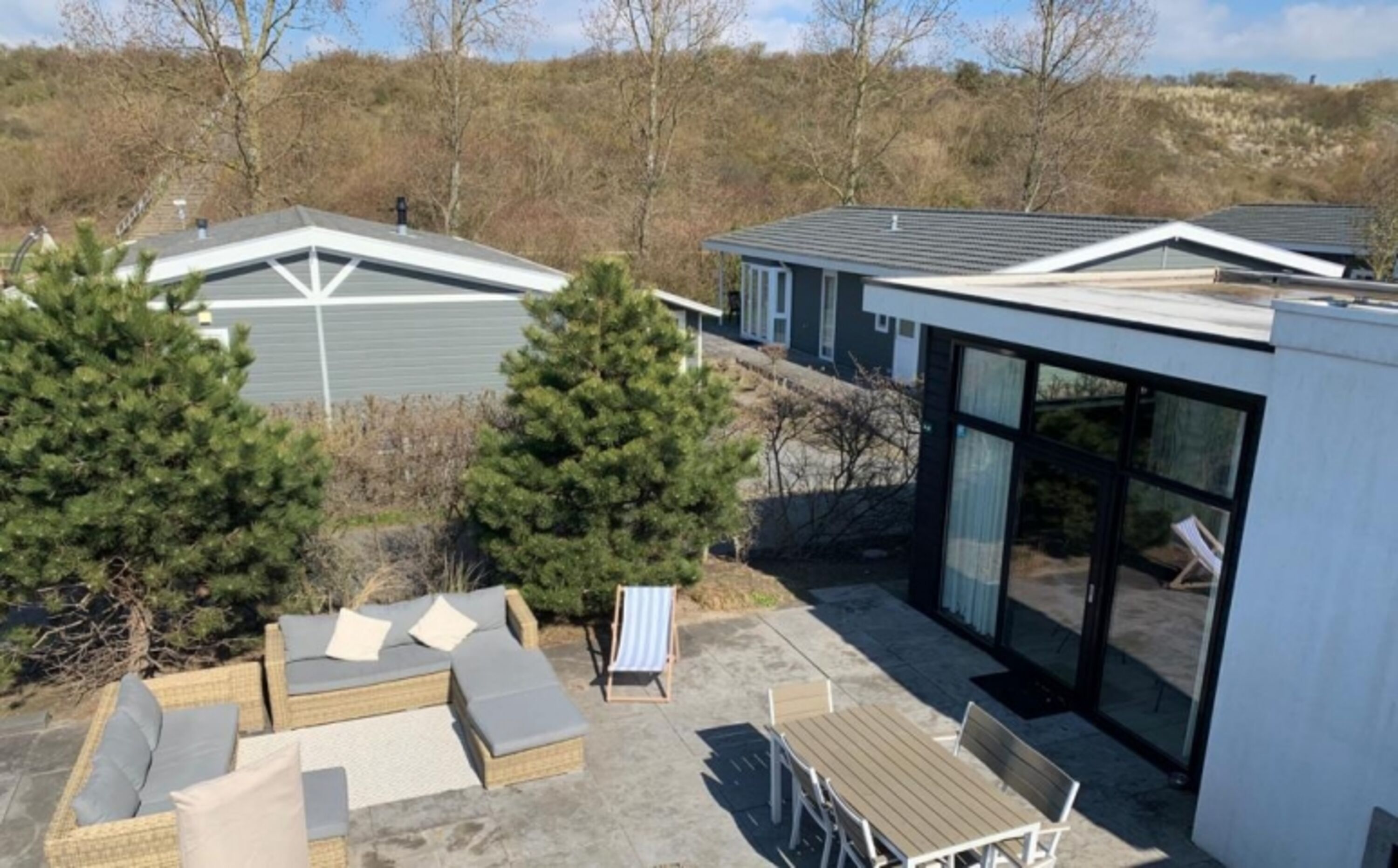 Terrasse mit Lounge und Essbereich
