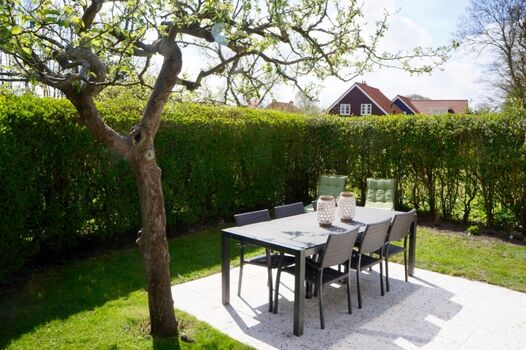 Der sonnige Garten mit Gartengruppe und Liegen