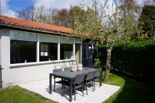 Der sonnige, umzäunte Garten