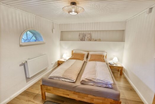 Schlafzimmer mit DB im EG