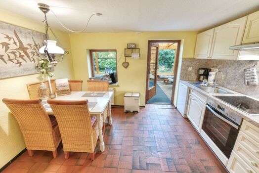 geräumige, voll ausgestattete Wohnküche