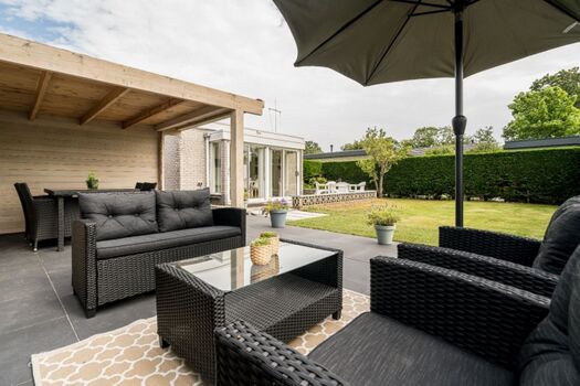 Die tolle Terrasse mit Lounge-Ecke