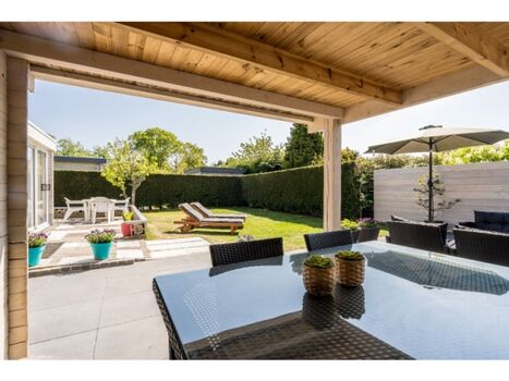 Die schöne überdachte Terrasse mit Gartengruppe