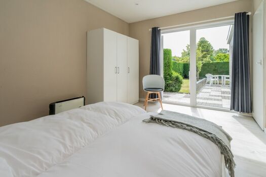 Schlafzimmer 1 mit Doppelbett und Kleiderschrank