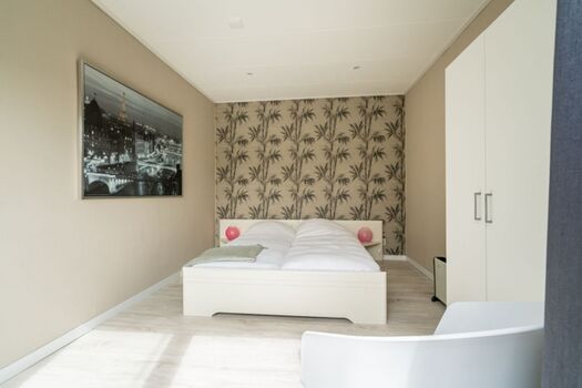 Schlafzimmer 1 mit Doppelbett und Kleiderschrank