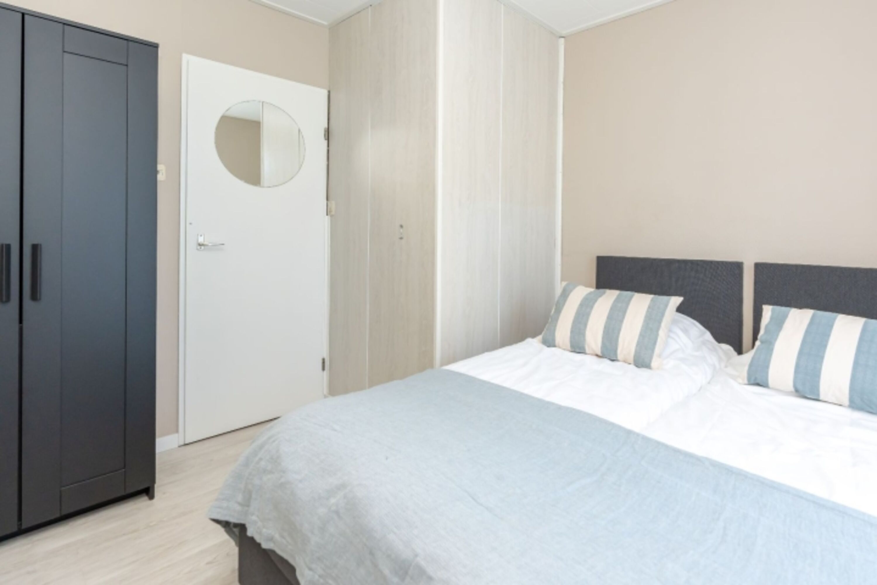 Schlafzimmer 2 mit 2 Einzelbett Boxspringbetten und Kleiderschrank.