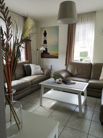 Gemütliche Wohnzimmerecke mit TV und Leselampe