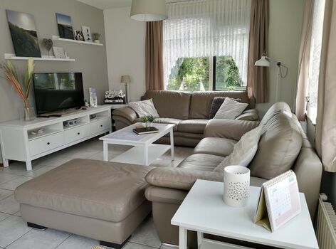 Gemütliche Wohnzimmerecke mit TV und Leselampe