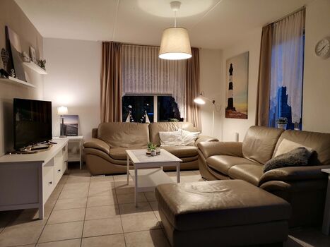 Gemütliche Wohnzimmerecke mit TV und Leselampe