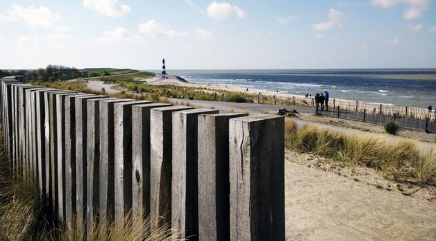 Strand mit Leuchtturm