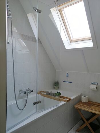 OG Badezimmer mit Duschwanne, Toilette und Waschbecken