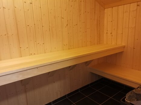 es befindet sich eine große Sauna im Haus