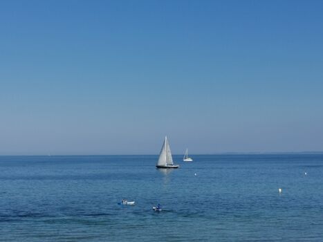 Blick auf schöne Segelboote