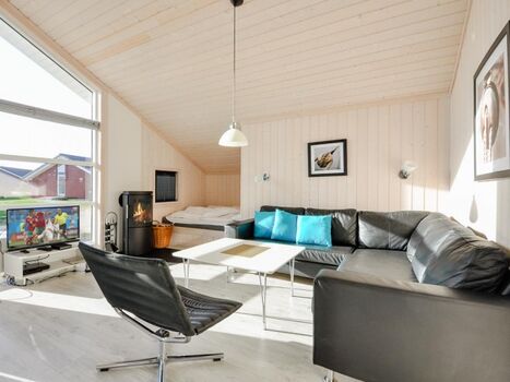 die gemütliche Leder-Sitzecke mit Blick auf den Kaminofen