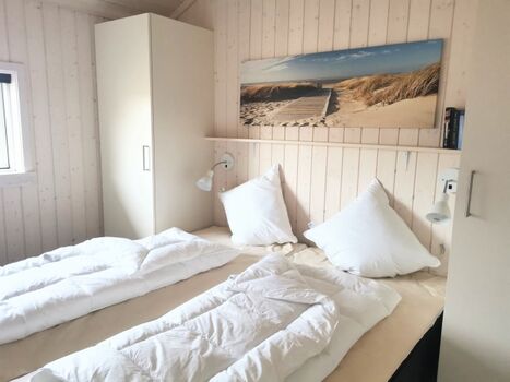 eines von 3 Schlafzimmern. Auch dieses Schlafzimmer mit 1,80m x 2,00m großem Bett