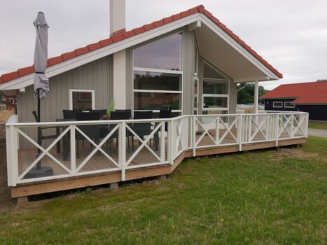 durchsichtige Akryl- Glasplatten vDie Terrasse ist komplett eingezäunt wir haben vor die Holzkreuze gesetzt und eine Pforte eingebaut.