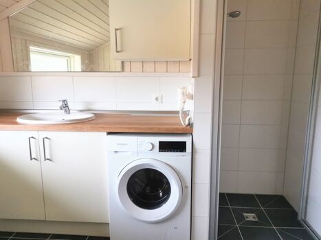 der Waschtrockner und die Dusche