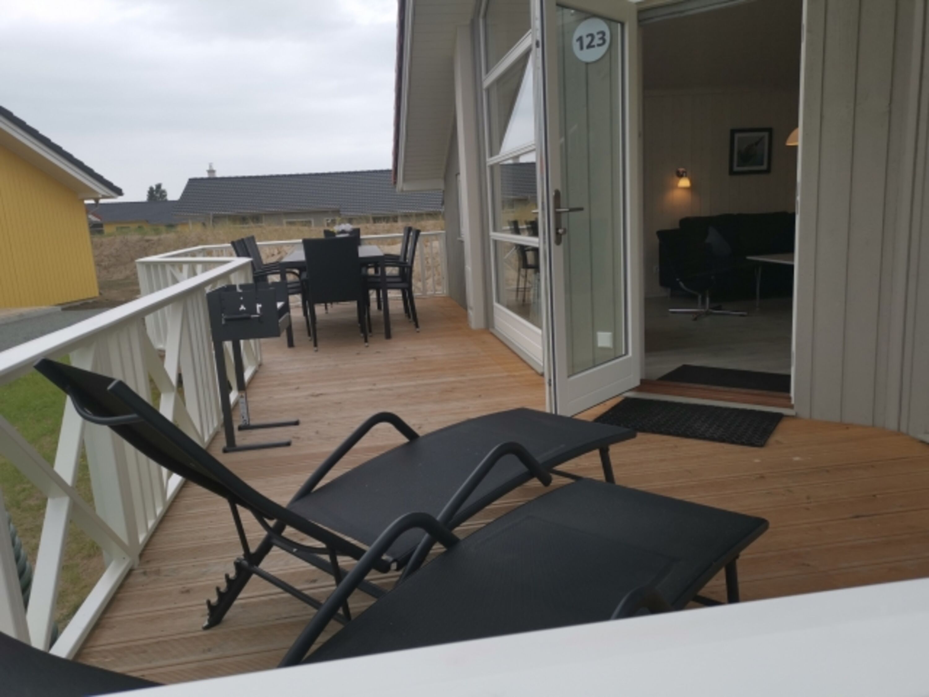 die Terrasse ist mit Gartenmöbeln ausgestattet.